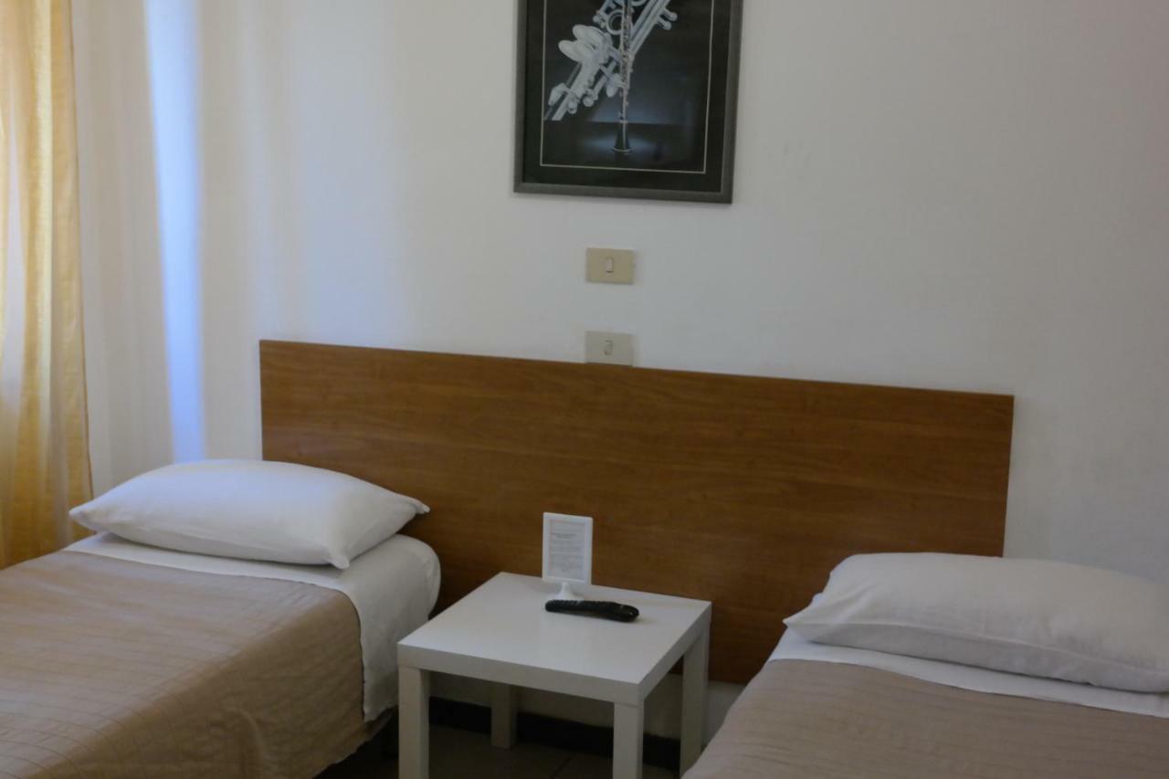 Hotel Houston Livorno - Struttura Esclusivamente Turistica - Not For Business Or Workers ภายนอก รูปภาพ