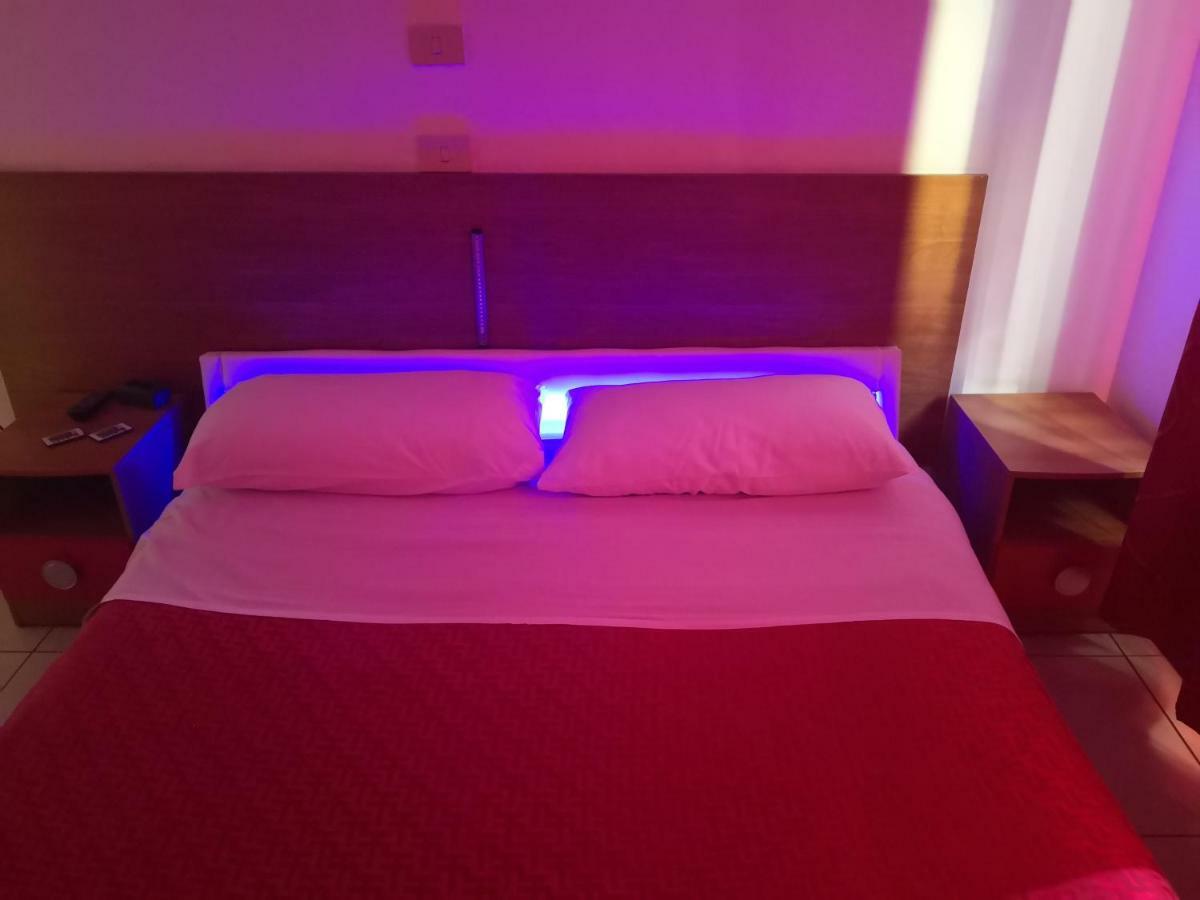 Hotel Houston Livorno - Struttura Esclusivamente Turistica - Not For Business Or Workers ภายนอก รูปภาพ